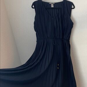 H&M Navy Blue Pleated Sleevelss V-Neck Midi Dress Size Medium